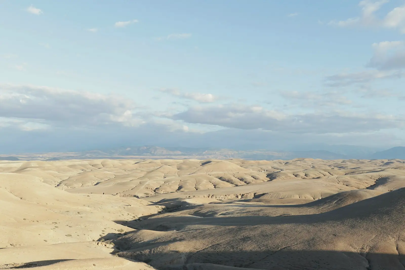 Les collines du désert d’Agafay sous un ciel bleu