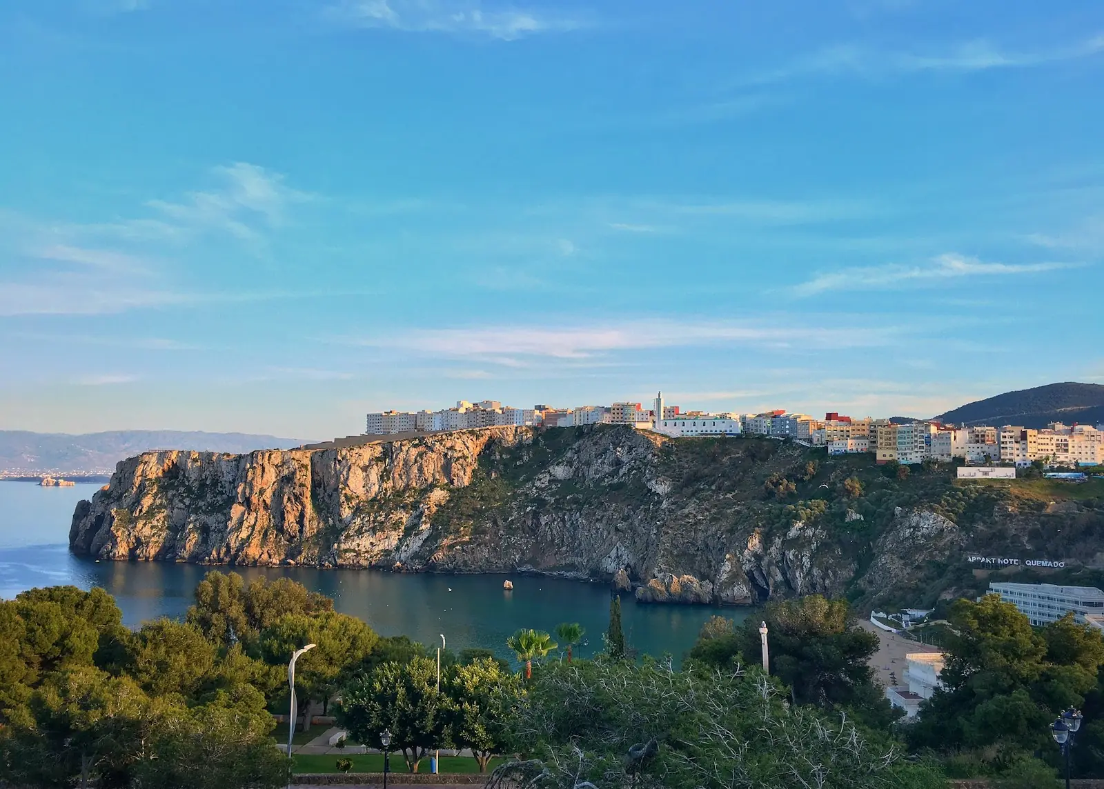 La ville d’Al Hoceïma perchée sur une falaise au-dessus de la Méditerranée