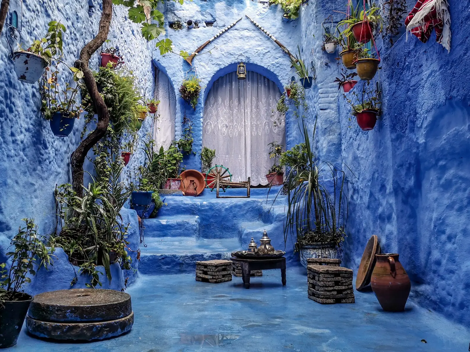 Ruelle bleue de Chefchaouen avec ses pots de fleurs