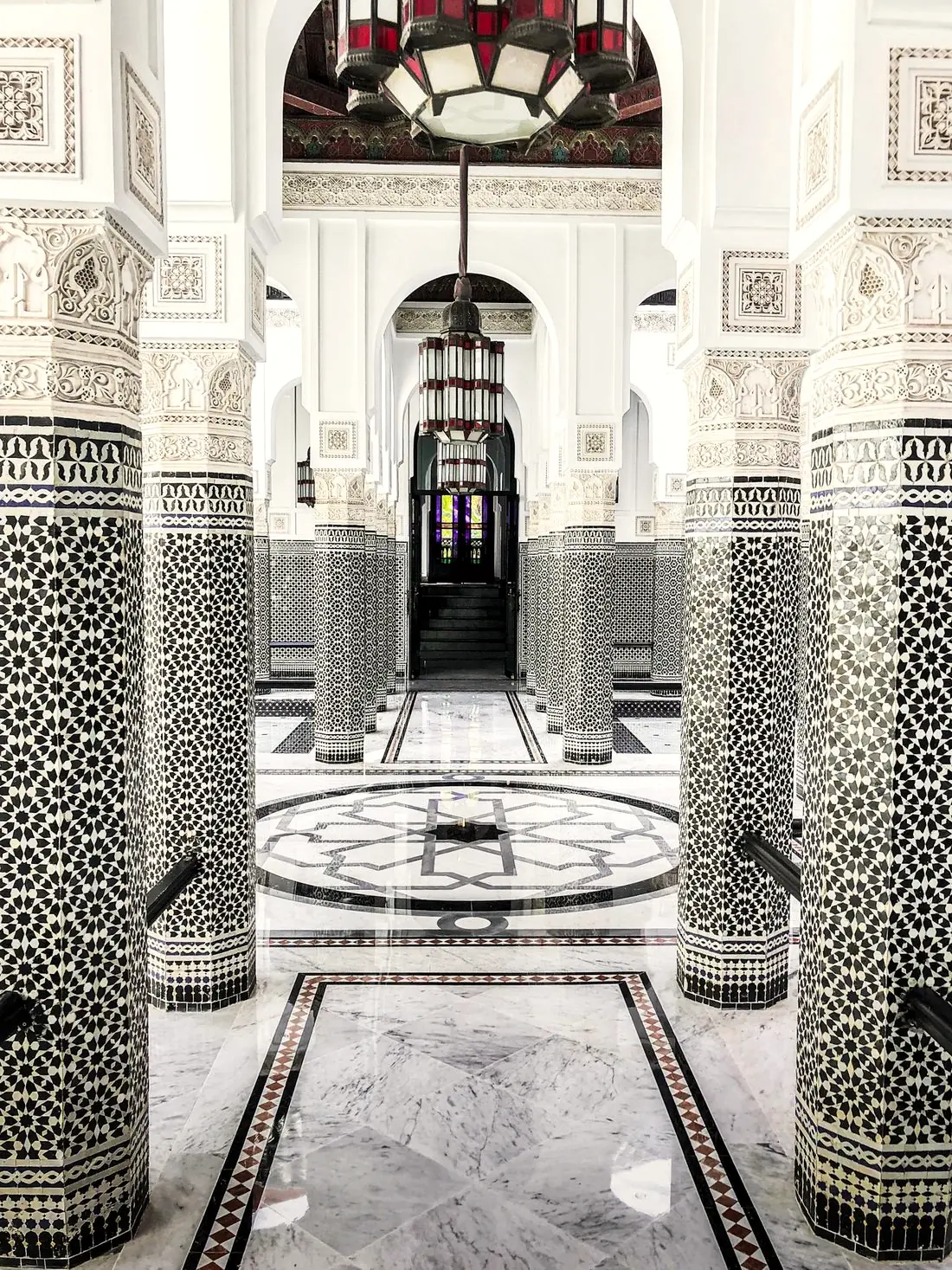 Colonnes couvertes de zellige dans un palais marocain