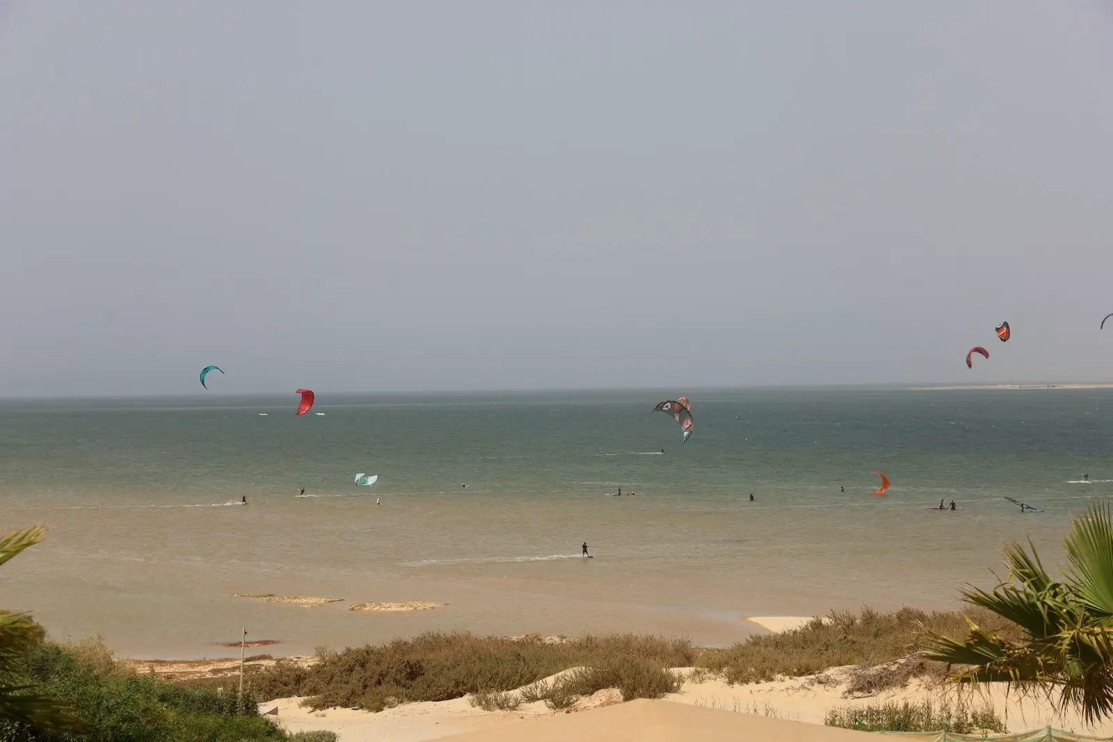 Voiles de kitesurf sur la lagune de Dakhla