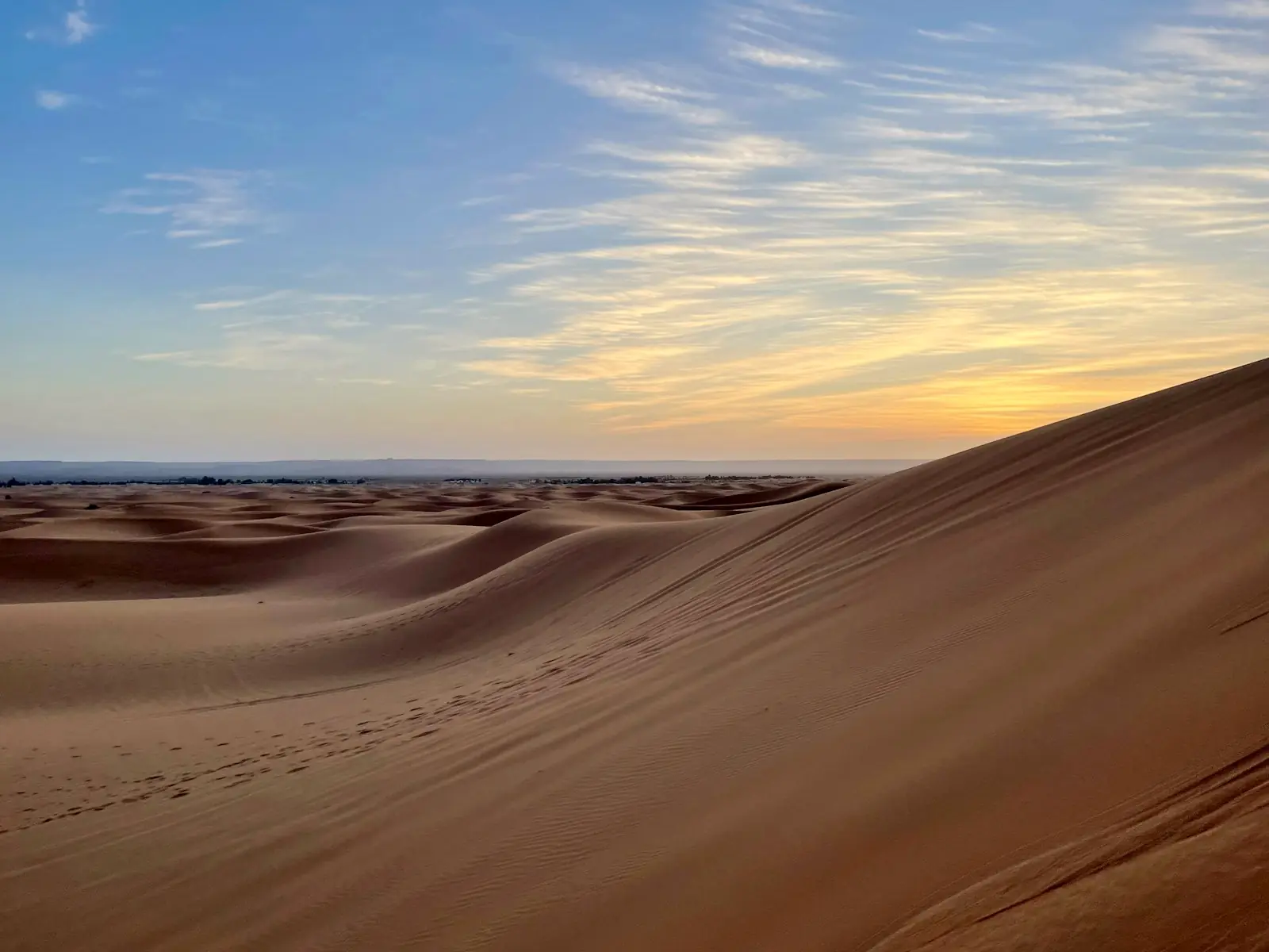 Dunes de sable au coucher du soleil