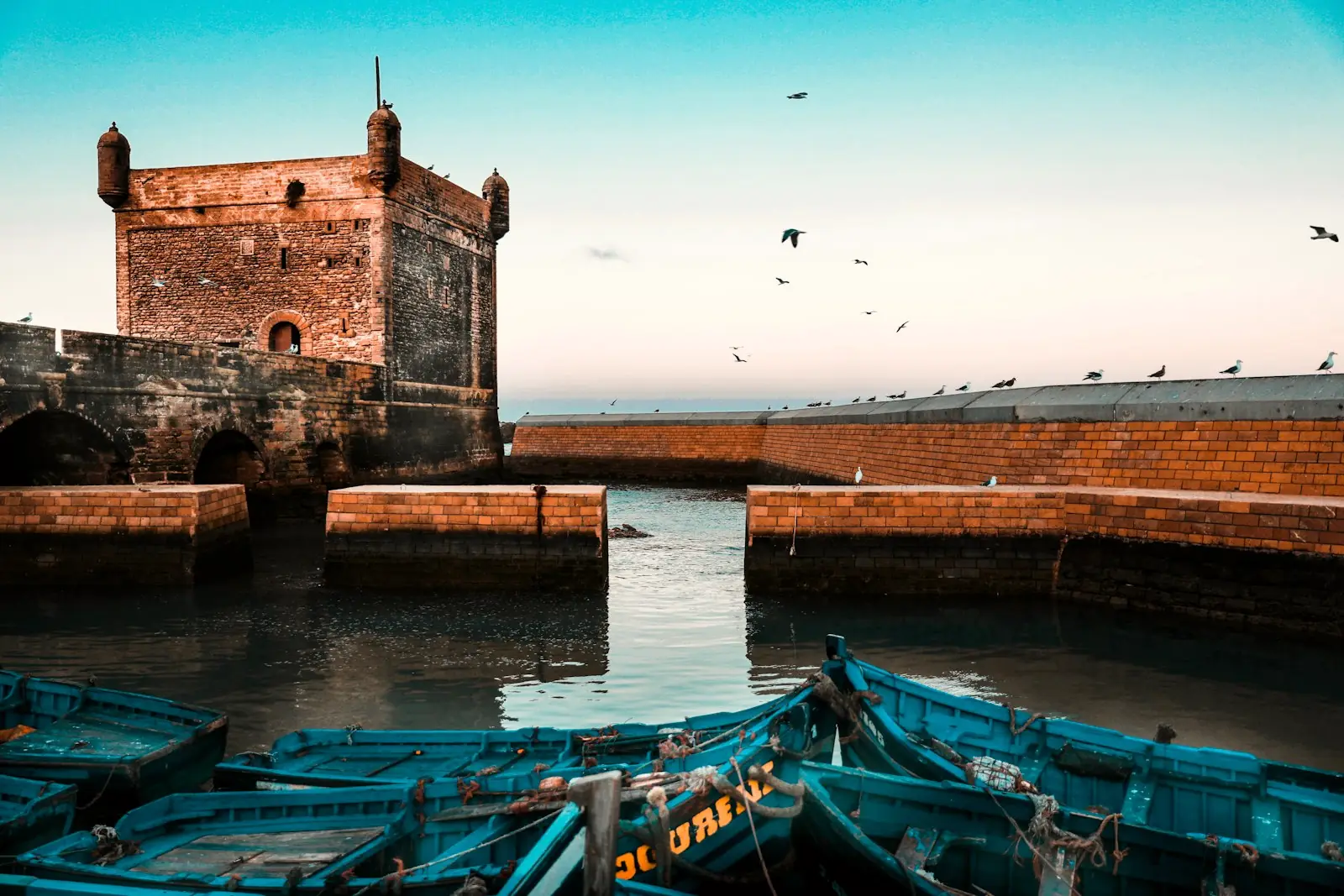 Barques bleues et remparts du port d’Essaouira