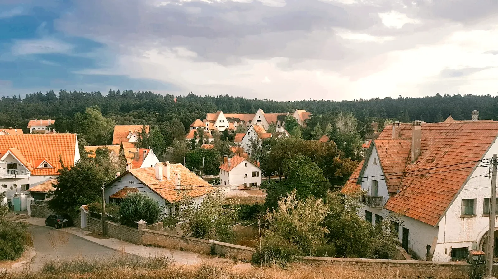 Toits de tuiles rouges d’Ifrane au milieu des arbres