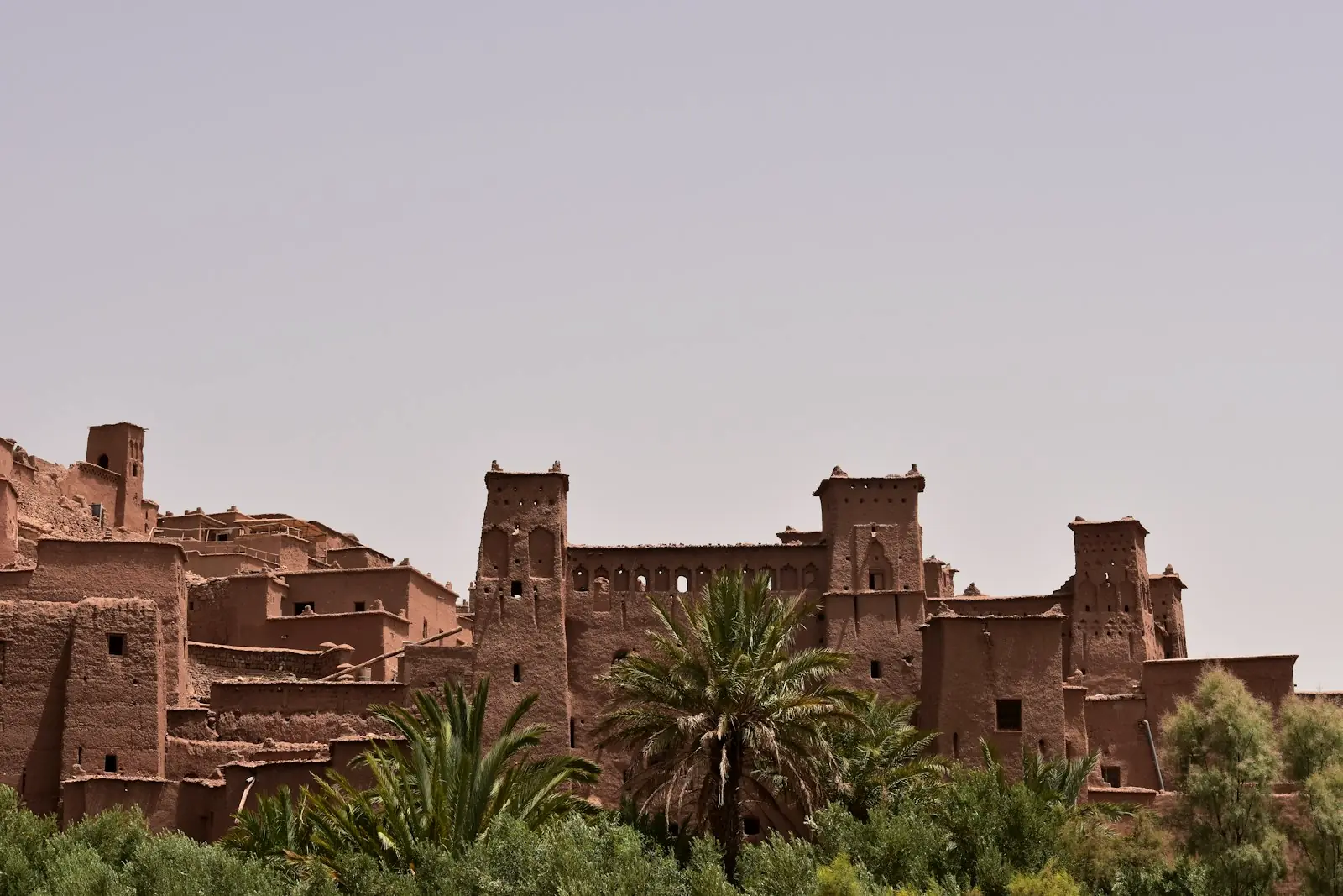 Kasbah en pisé entourée de palmiers