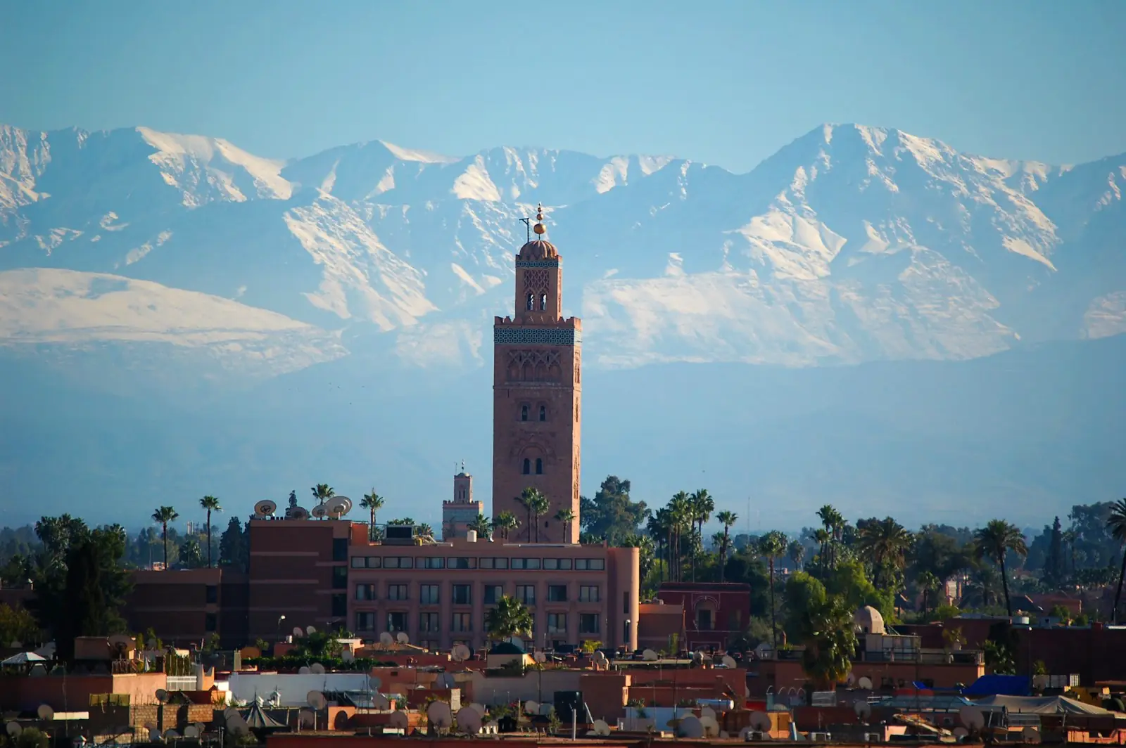 La Koutoubia de Marrakech devant les sommets enneigés de l’Atlas