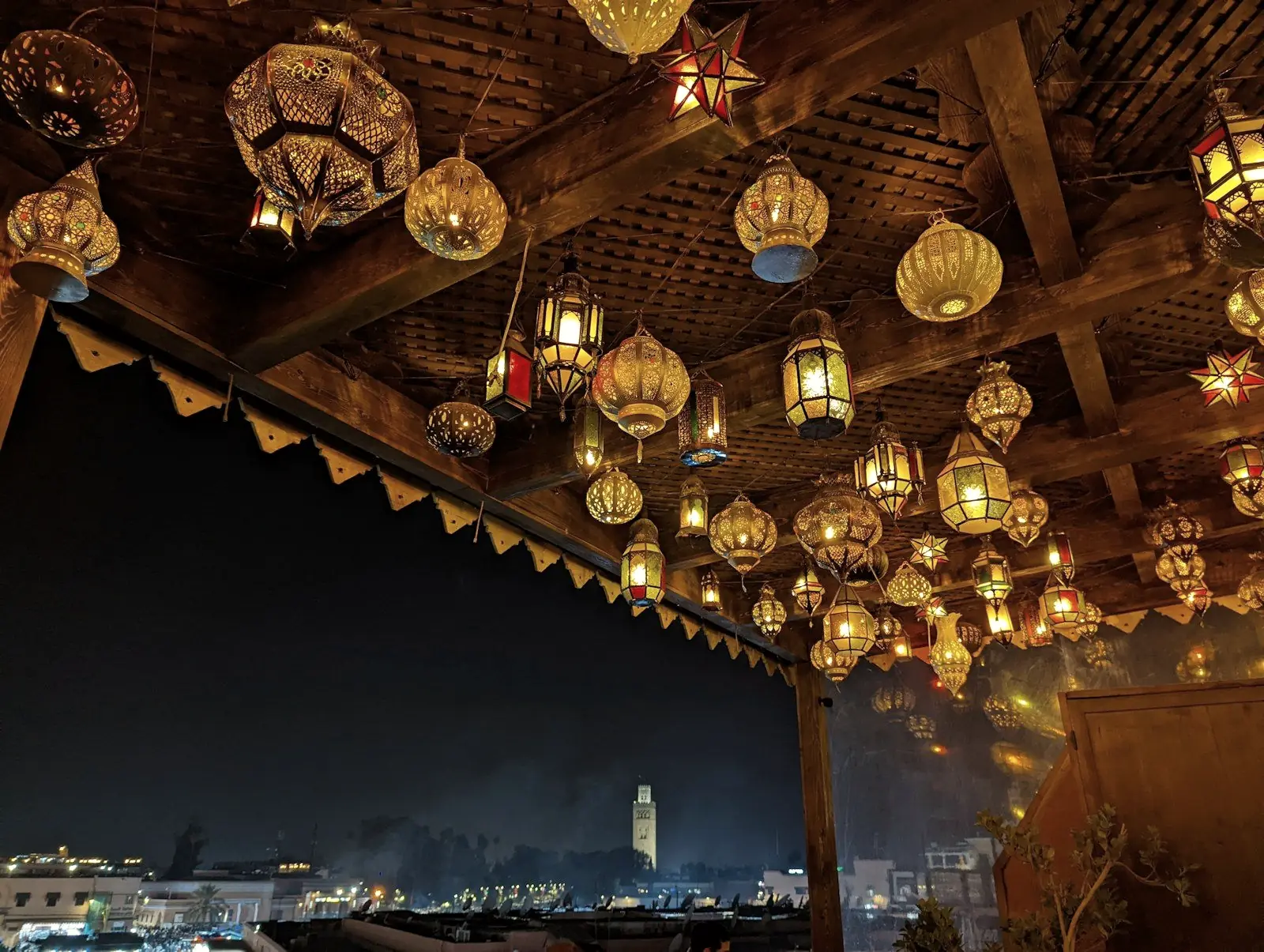 Terrasse sous les lanternes à Marrakech, la nuit