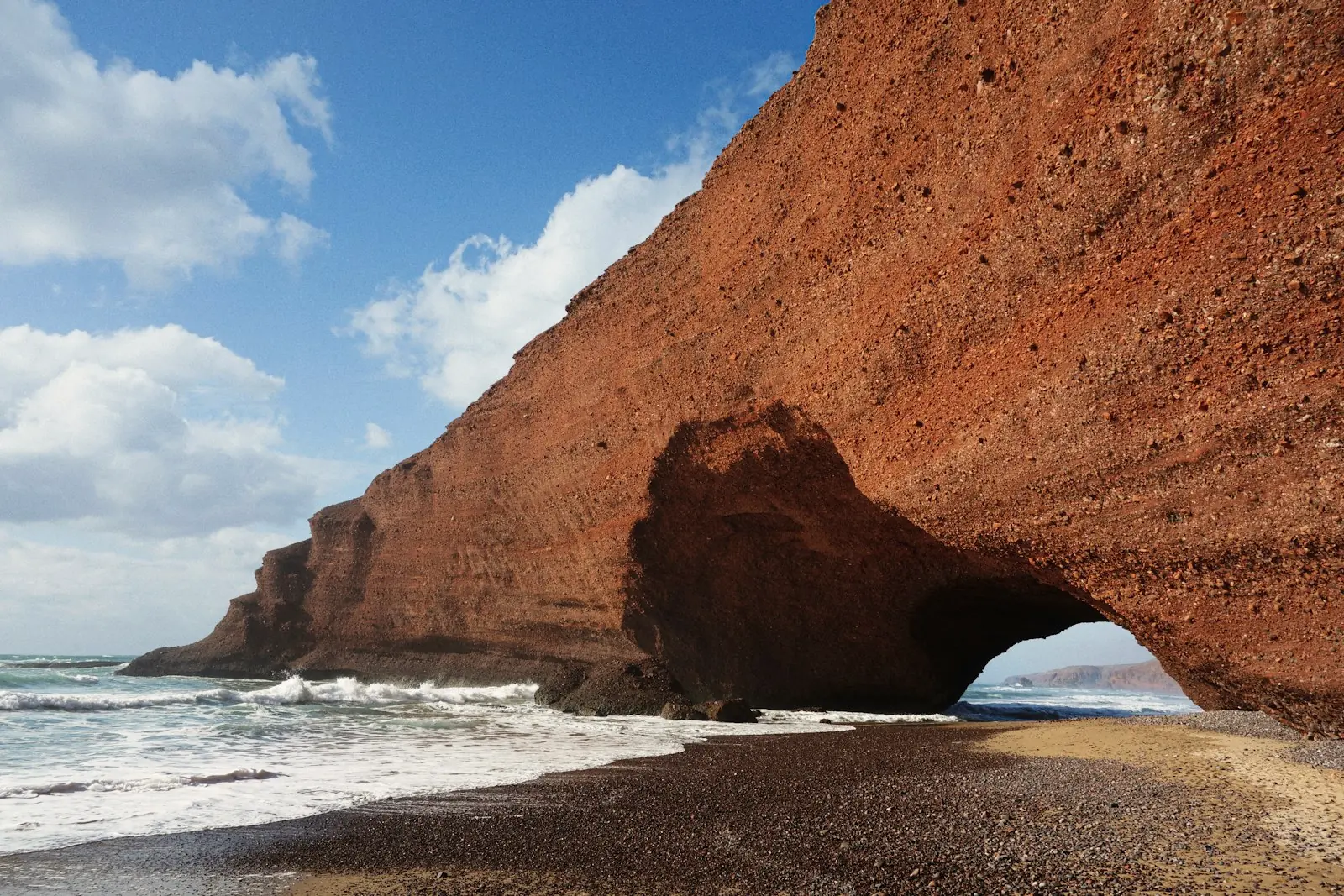 Arche de roche rouge au-dessus de la plage de Legzira