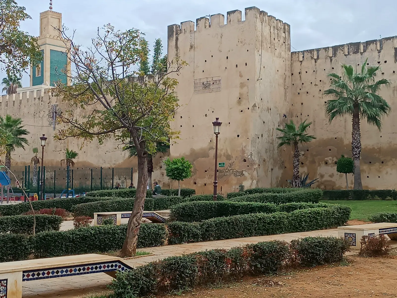 Remparts crénelés et jardins d’une ville impériale marocaine
