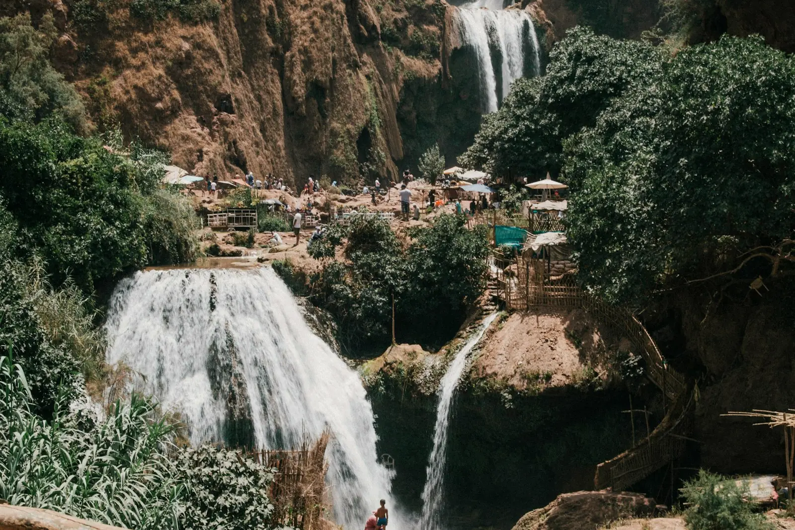 Les cascades d’Ouzoud tombant entre les falaises et la végétation