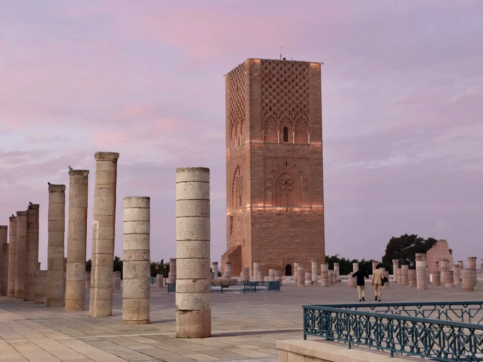 La tour Hassan et ses colonnes à Rabat au coucher du soleil