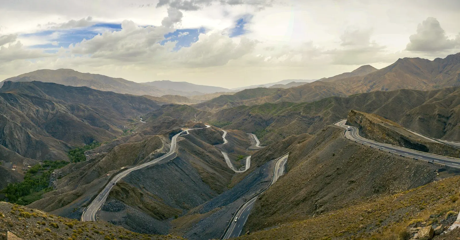 Route en lacets dans les montagnes de l’Atlas