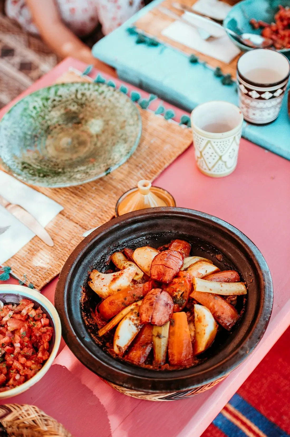 Tajine et salades marocaines servis sur une table colorée