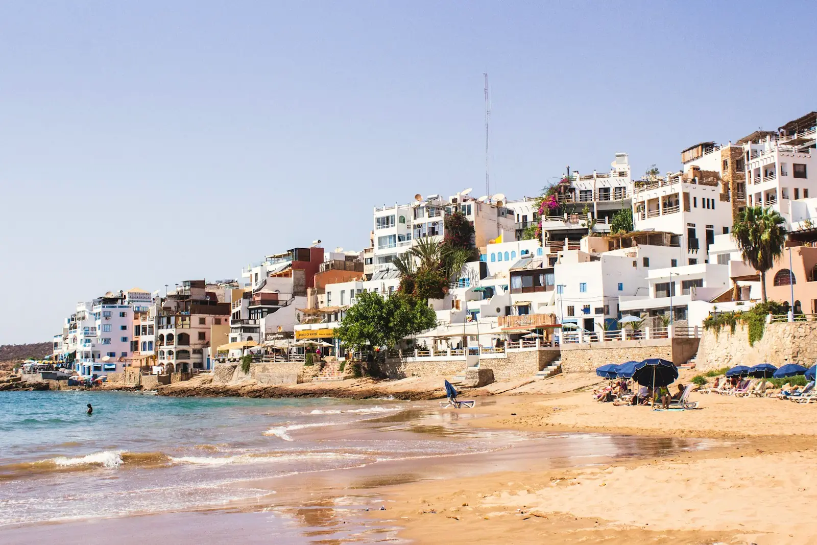 Le village de Taghazout et sa plage au bord de l’Atlantique