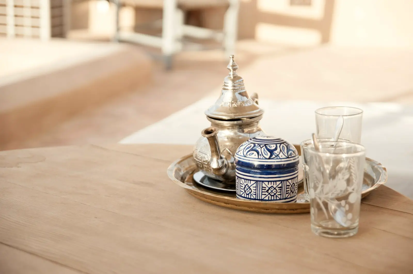 Théière et verres de thé à la menthe sur un plateau