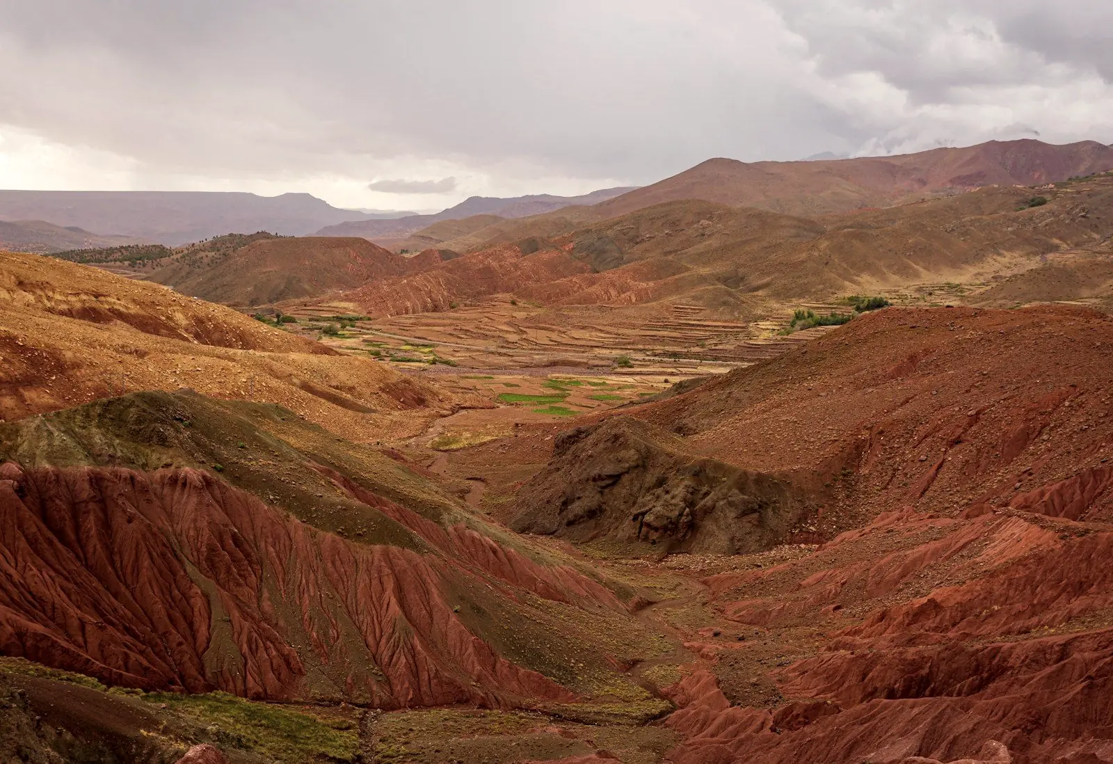 Vallée aux collines rouges dans l’Atlas